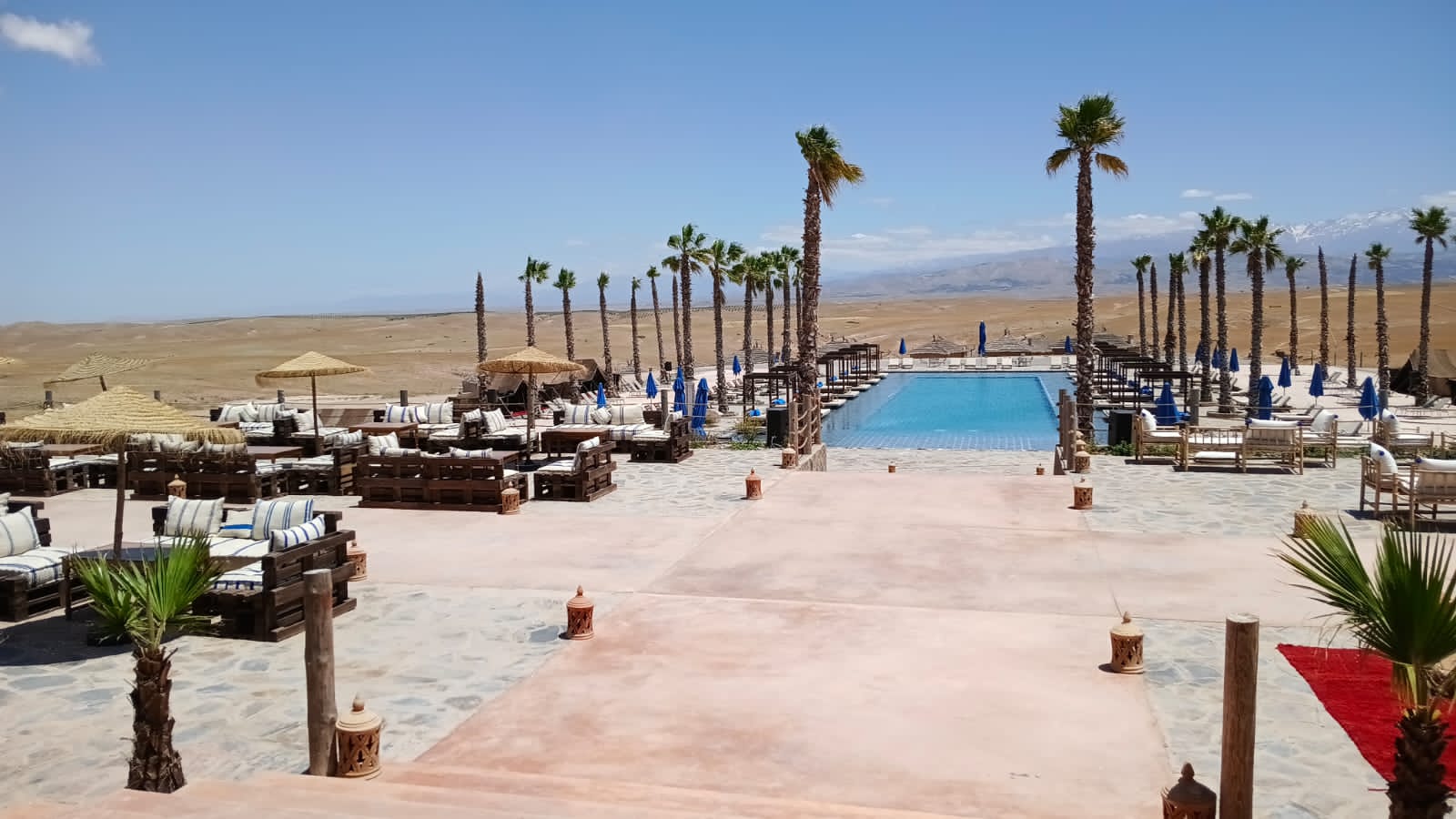Piscine du Camp Agafay avec vue sur le désert