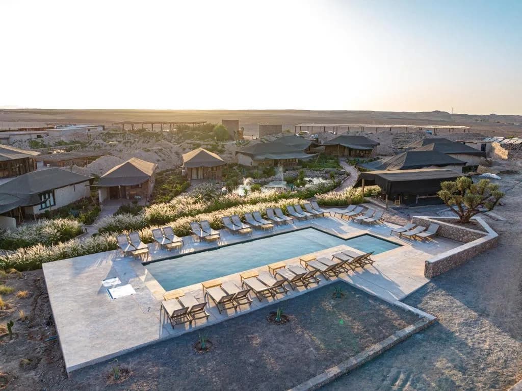Piscine à débordement avec vue sur le désert d'Agafay